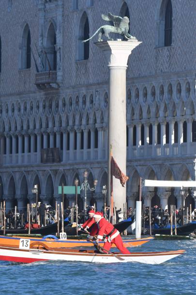  Decine di vogatori, vestiti da Babbo Natale, hanno attraversato oggi il Canal Grande di Venezia per l&#39;8 edizione della gara organizzata da Ca&#39; Foscari
